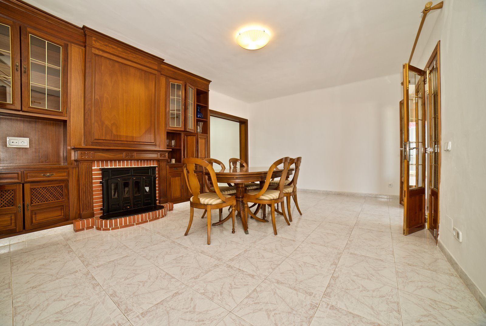 Beachfront Long-Term Rental in Sa Ràpita: 4-Bed Ground Floor Apartment