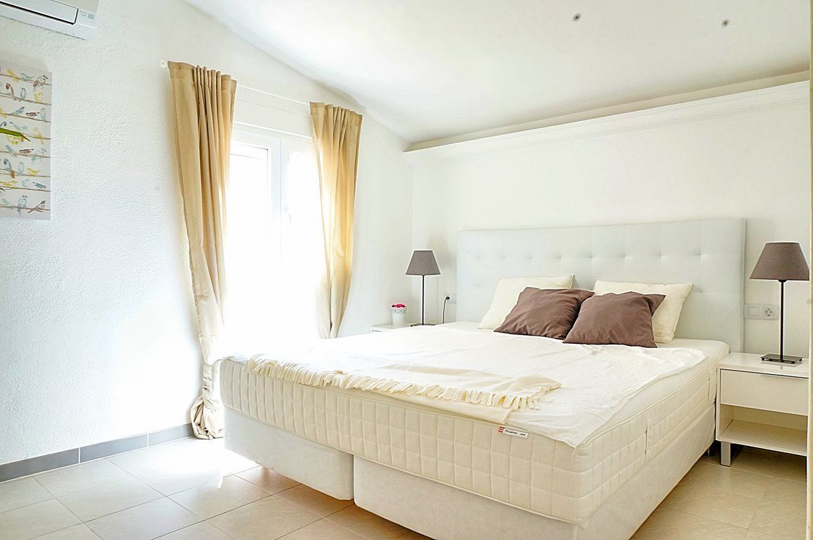 Duplex Rental with Terrace & Mountain Views in Son Vida, Palma