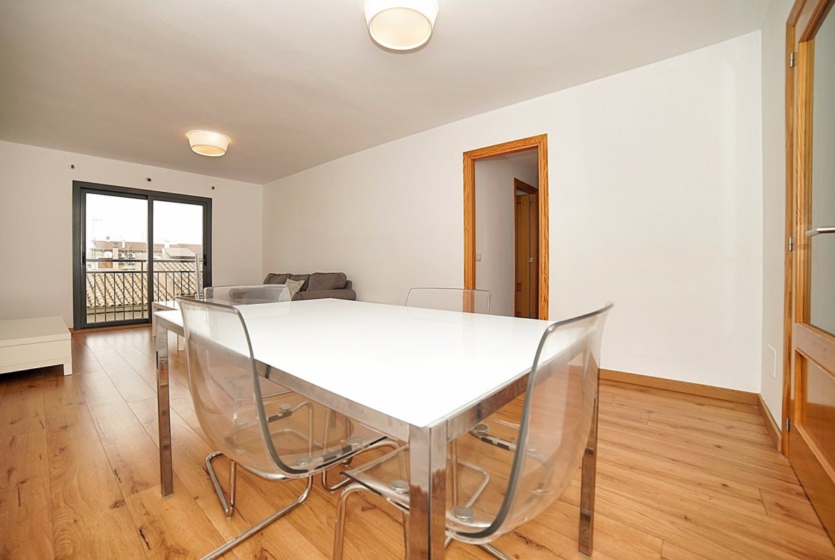 Spacious 3-Bed Apartment With Elevator & Balcony in Campos