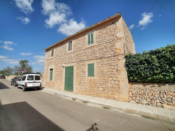 Casa de pueblo en Es Llombards con jardín y gran potencial