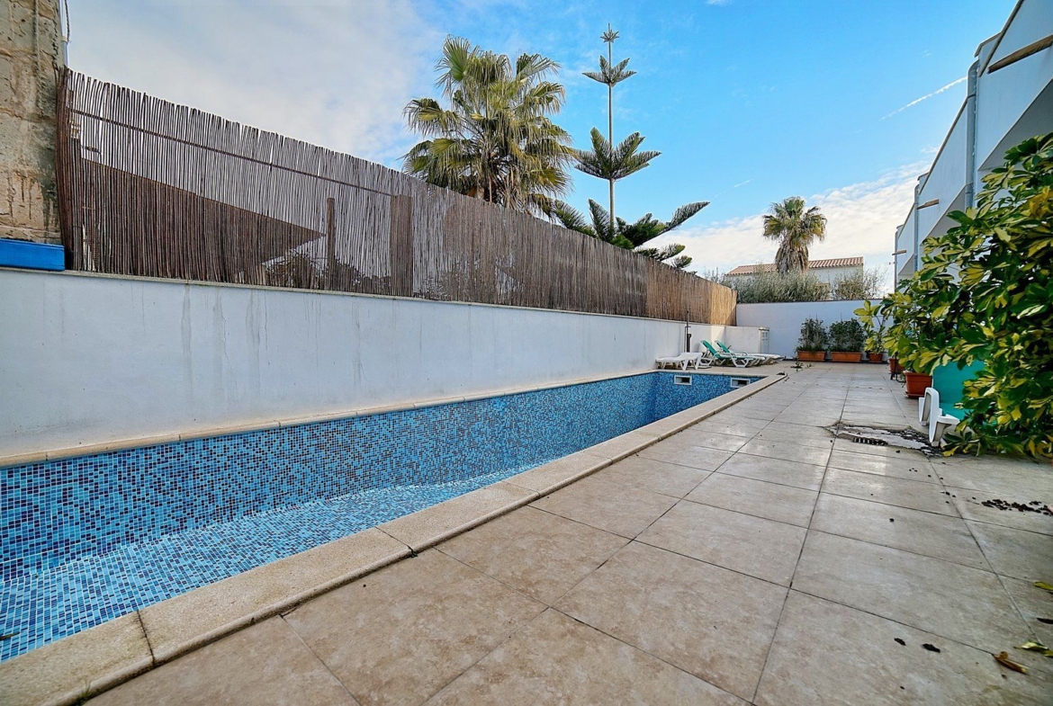 Casa adosada con piscina en Ses Salines, a pasos del centro