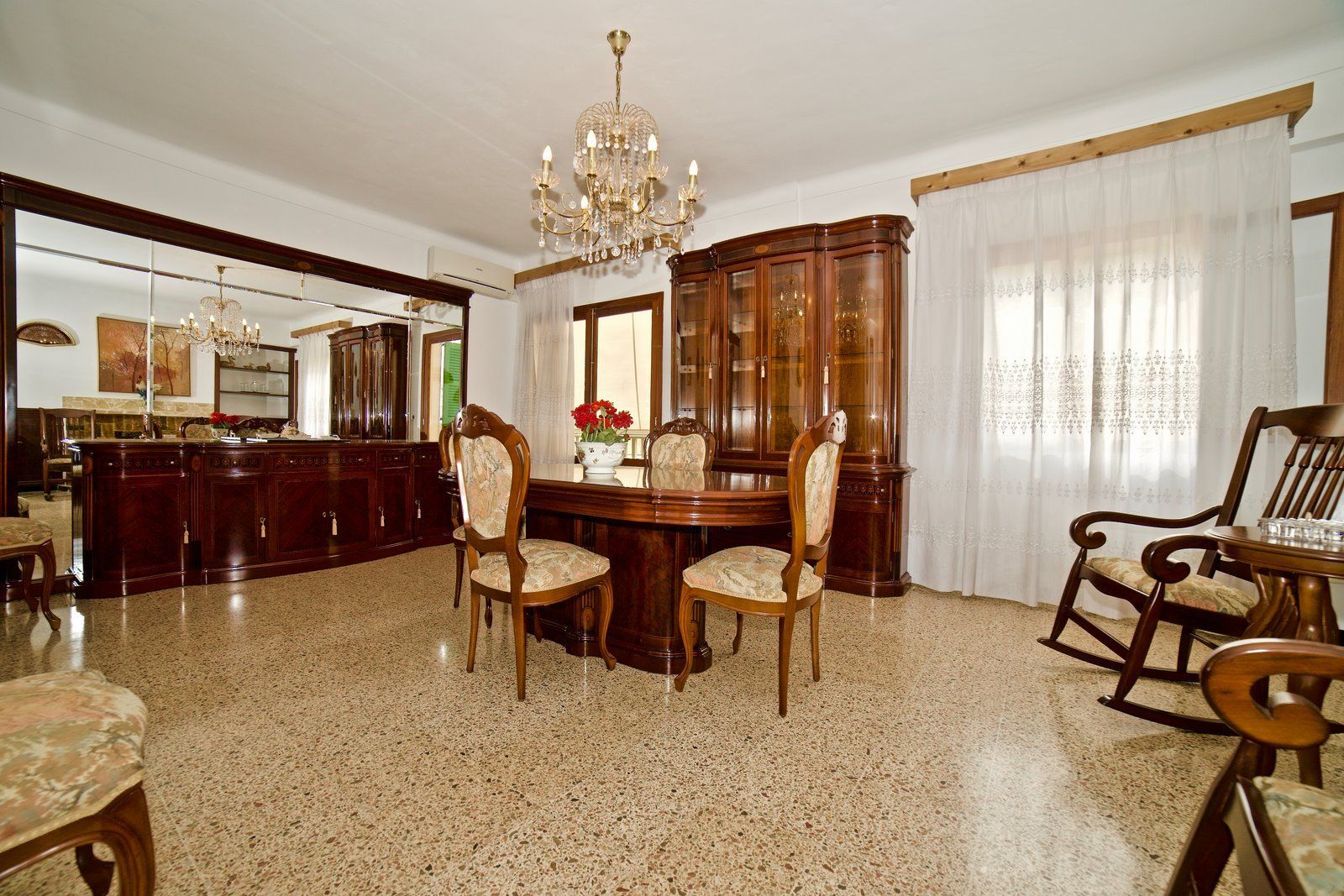 Furnished Apartment with Terrace & Mountain Views for Rent in Montuïri