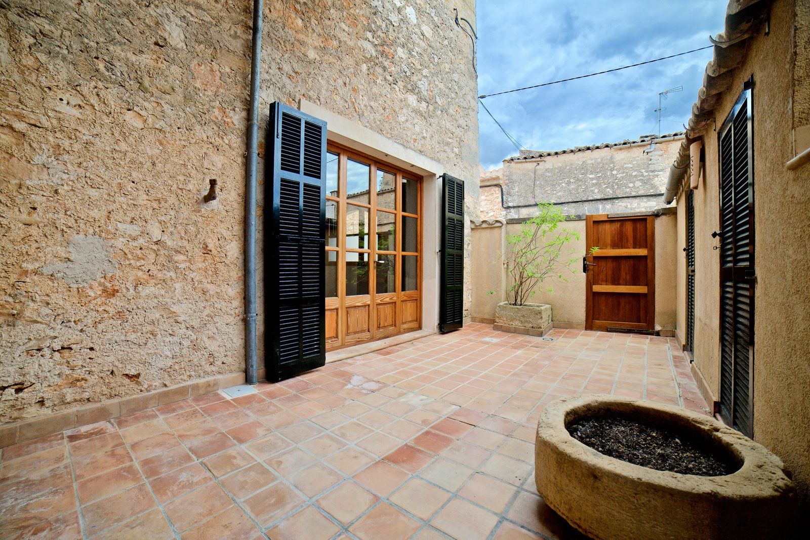 20-1161-Villasyfincasmallorca.jpg Spacious Village House for Rent with Patio in Es Llombards