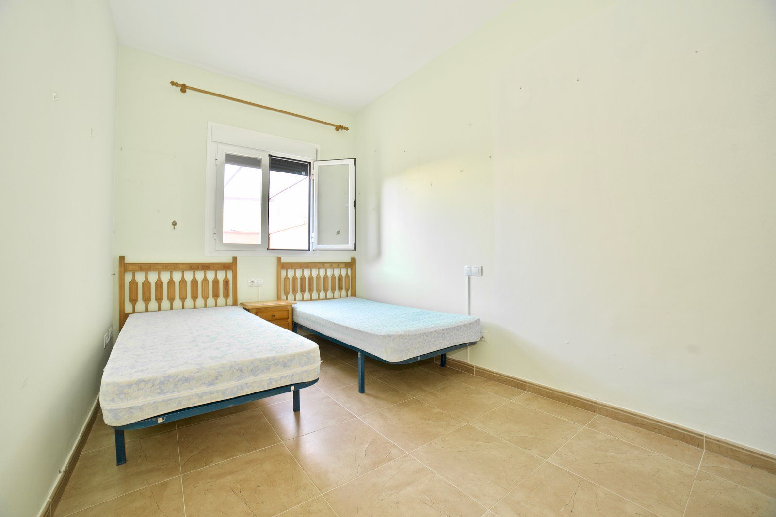 Planta baja con terraza, parking y trastero en Campos