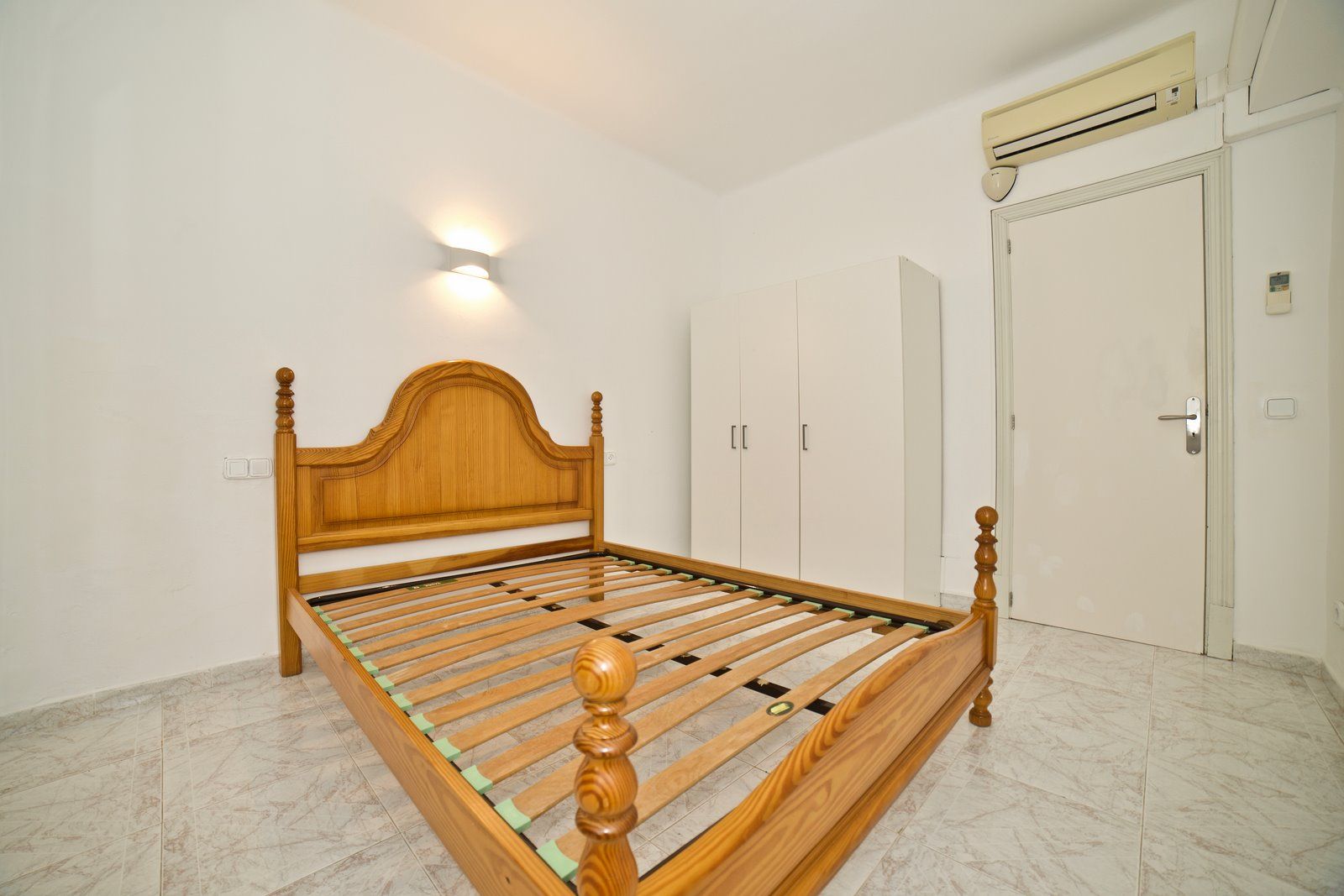 Beachfront Long-Term Rental in Sa Ràpita: 4-Bed Ground Floor Apartment