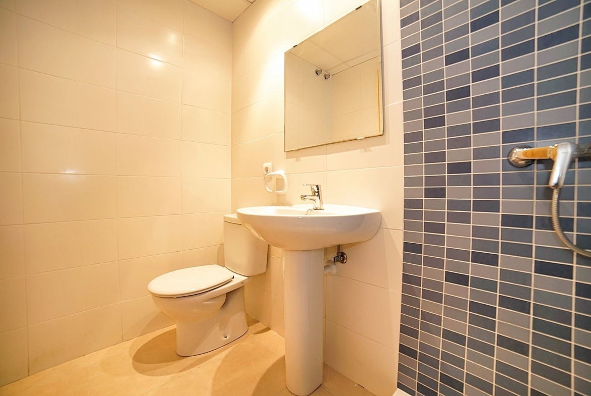 Spacious 3-Bed Apartment With Elevator & Balcony in Campos
