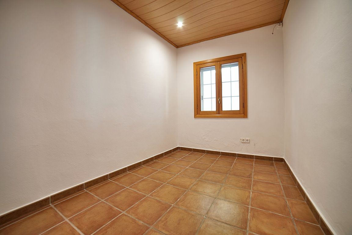 Haus in Cala Llombards: Terrassen und Kamin, 100 m vom Meer