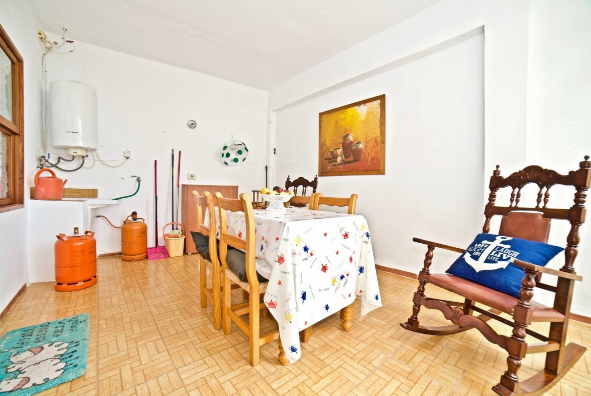 Furnished Apartment with Terrace & Mountain Views for Rent in Montuïri