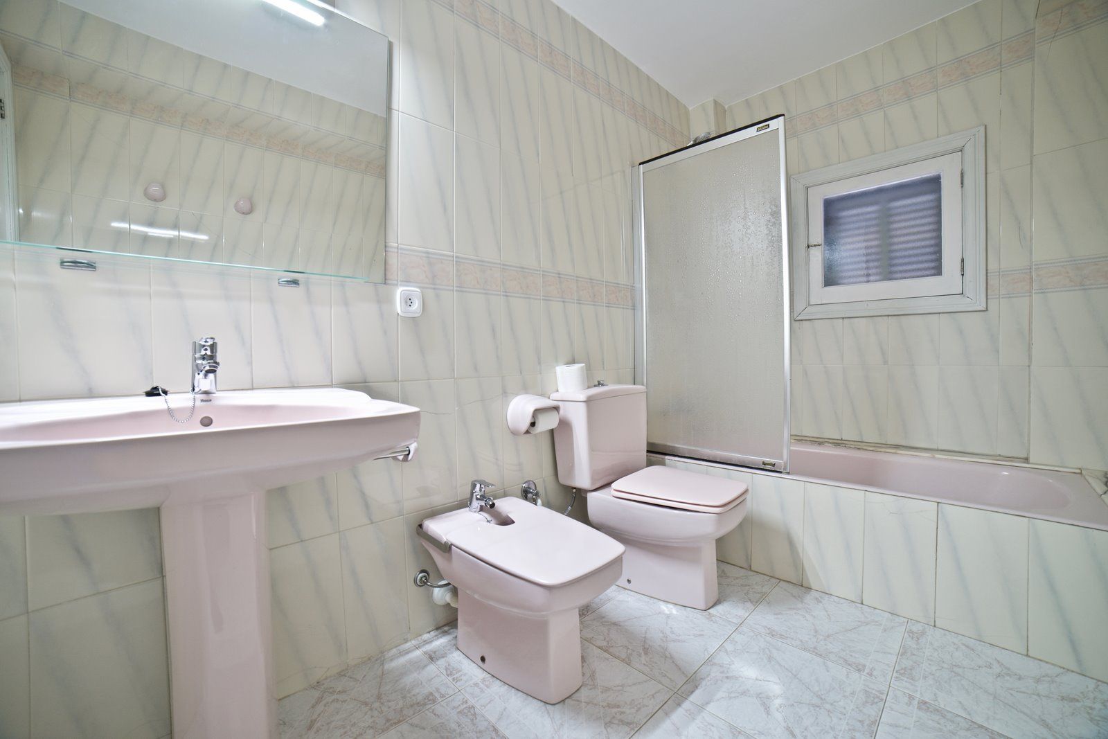 Beachfront Long-Term Rental in Sa Ràpita: 4-Bed Ground Floor Apartment