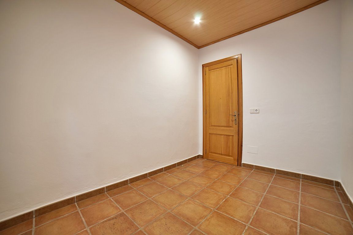 Haus in Cala Llombards: Terrassen und Kamin, 100 m vom Meer