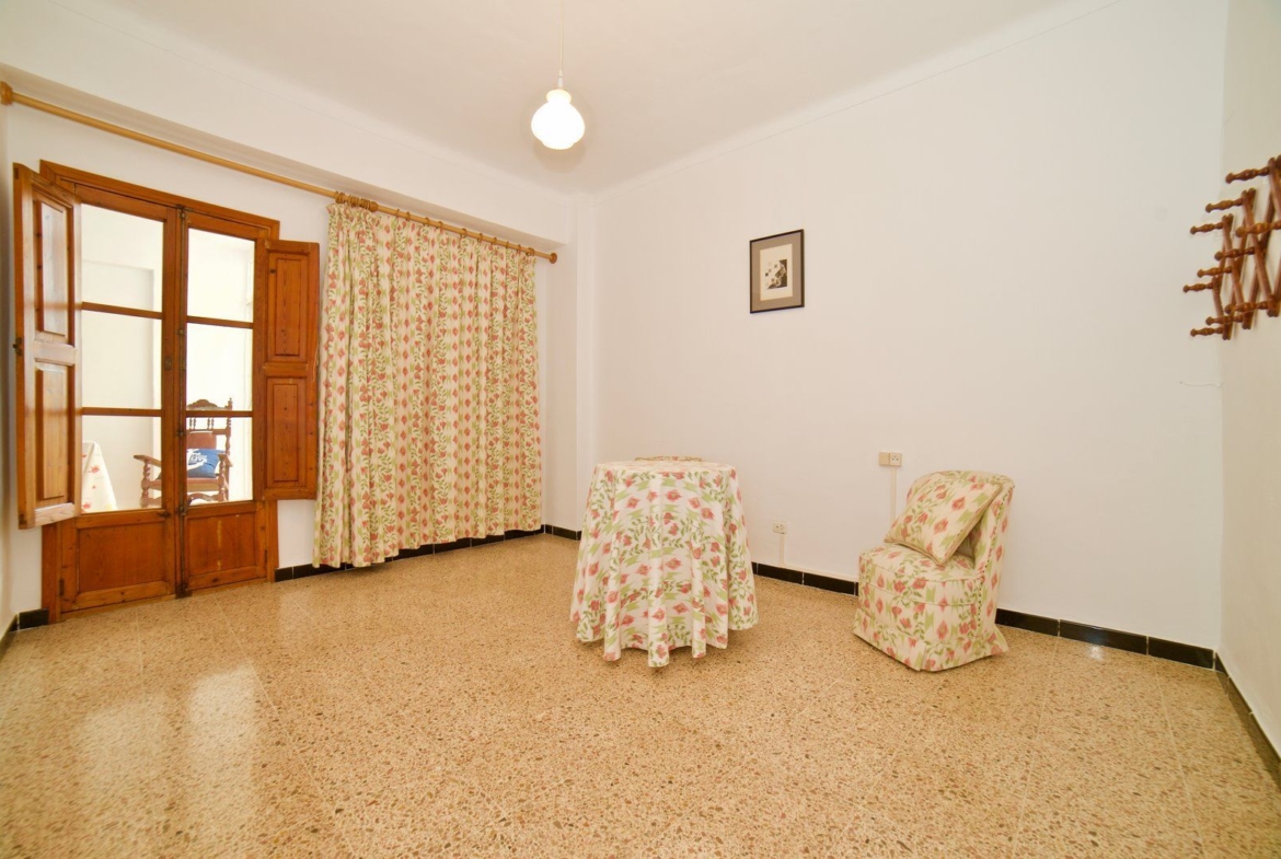 Furnished Apartment with Terrace & Mountain Views for Rent in Montuïri