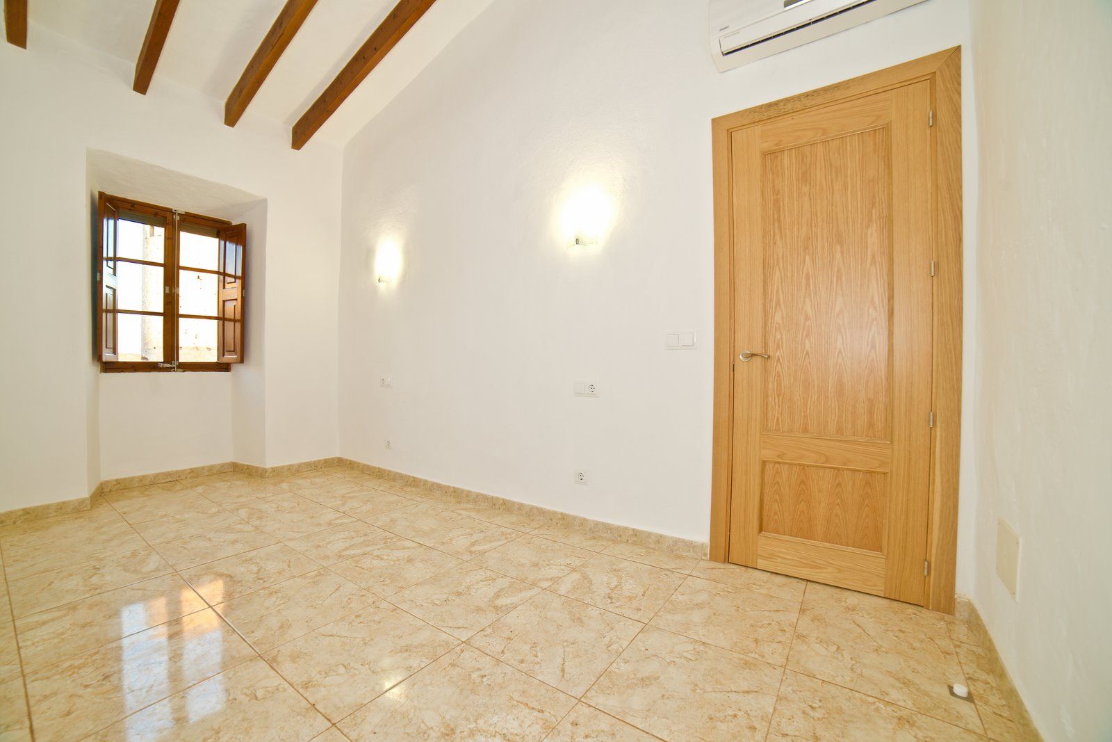 22-1177-Villasyfincasmallorca.jpg Renovated Village House with Garden & Garage in Santanyí