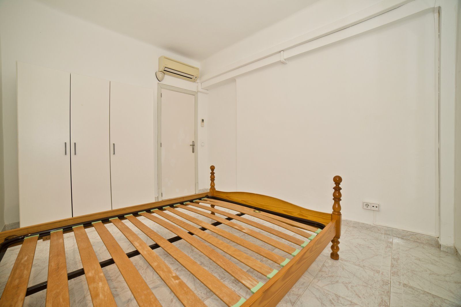 Beachfront Long-Term Rental in Sa Ràpita: 4-Bed Ground Floor Apartment