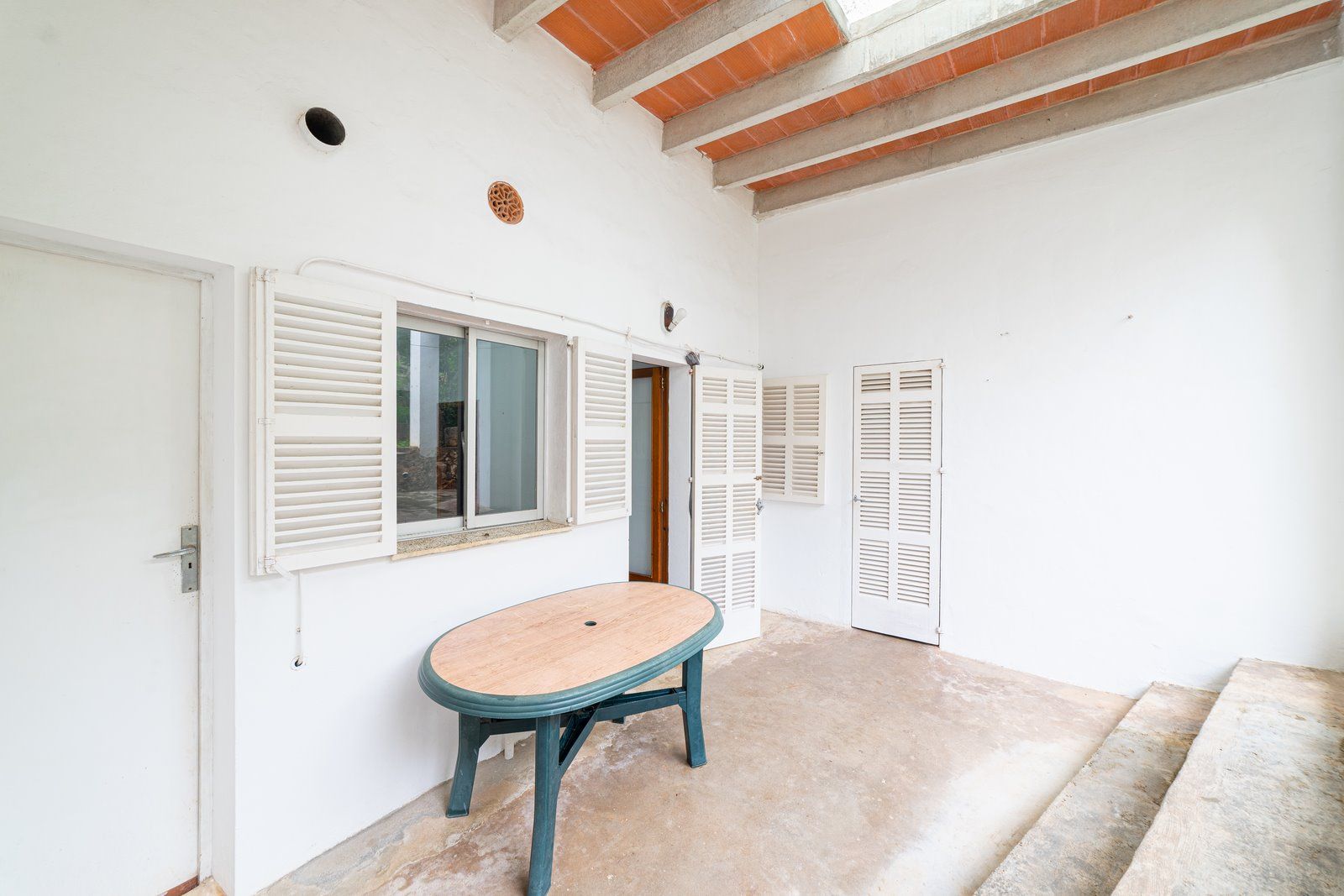 23-1231-Villasyfincasmallorca.jpg Piso en primera línea de mar en Portopetro con jardín y vistas