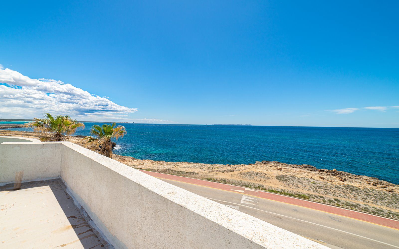 24-1031-Villasyfincasmallorca.jpg Villa en primera línea de mar en Sa Rápita, Campos