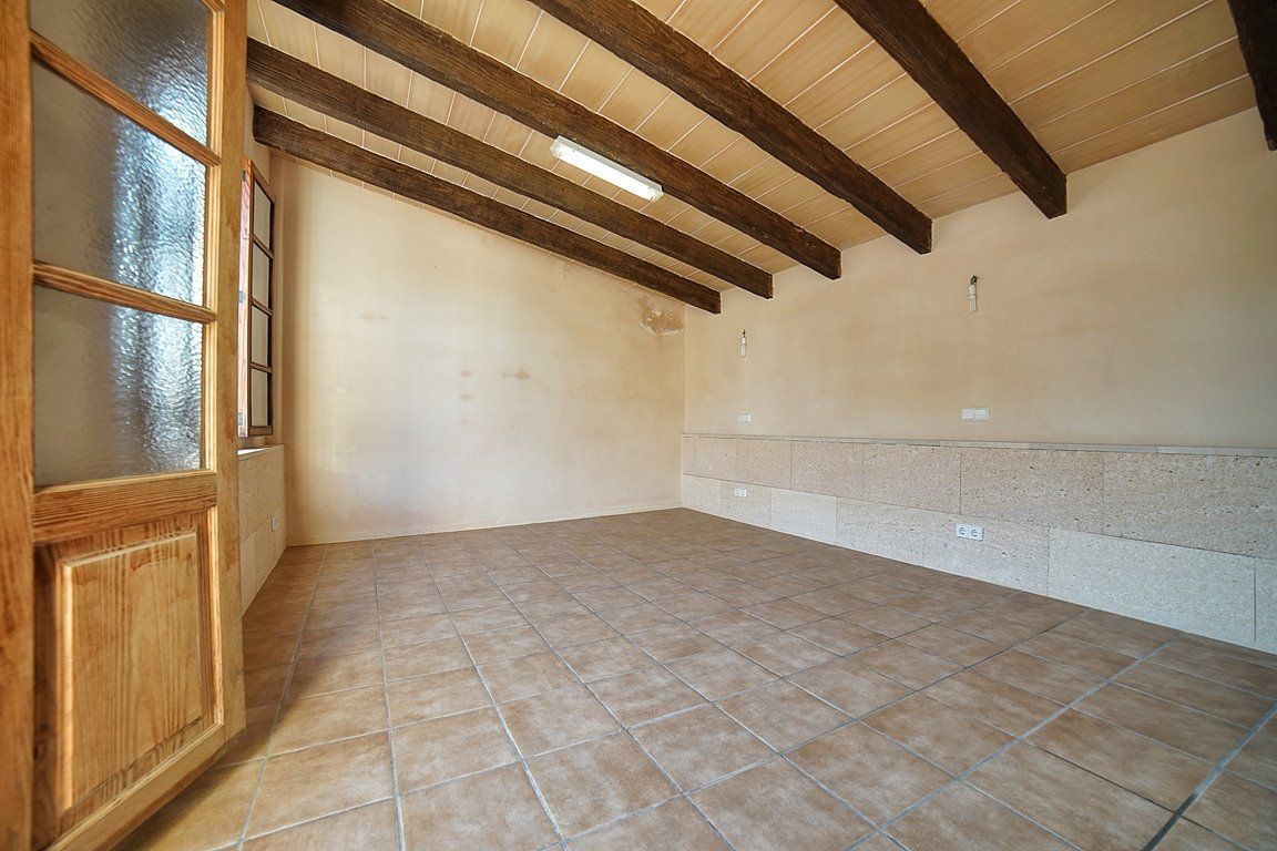 Haus in Cala Llombards: Terrassen und Kamin, 100 m vom Meer