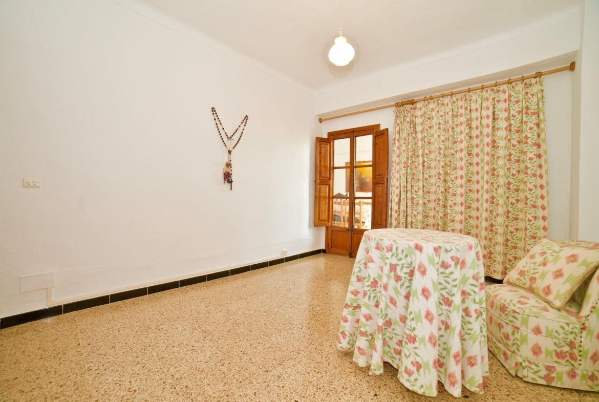 Furnished Apartment with Terrace & Mountain Views for Rent in Montuïri