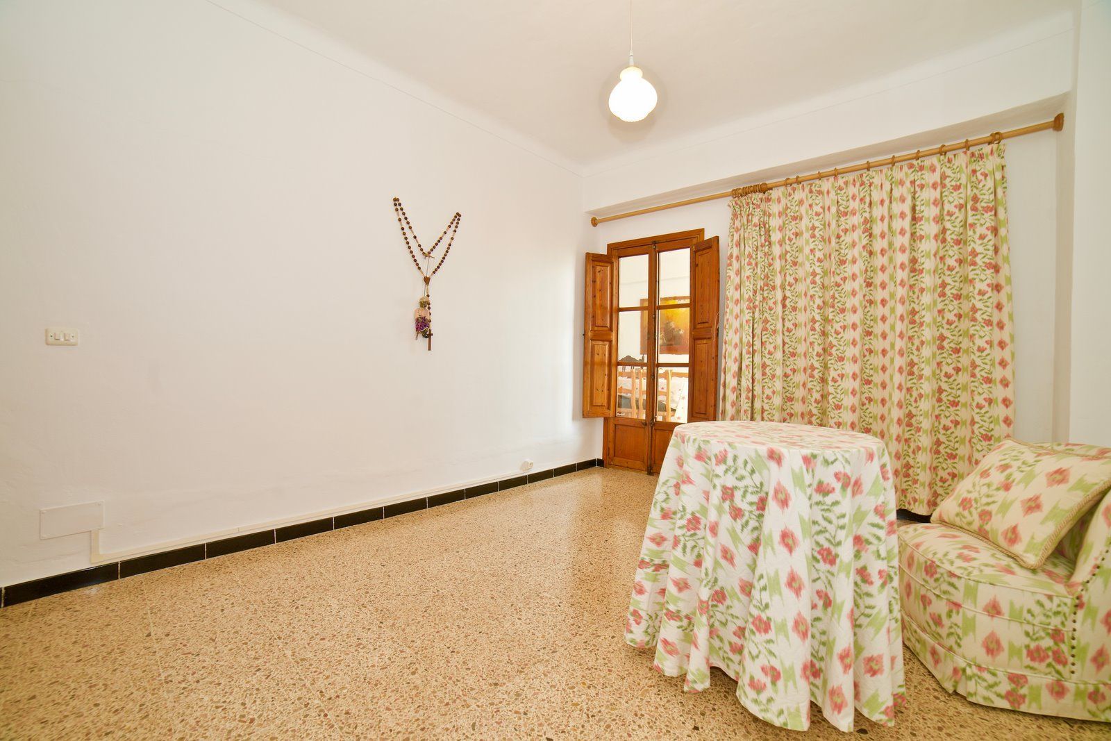 Furnished Apartment with Terrace & Mountain Views for Rent in Montuïri