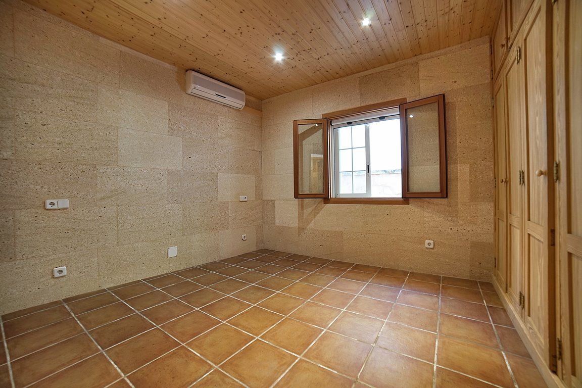 Haus in Cala Llombards: Terrassen und Kamin, 100 m vom Meer