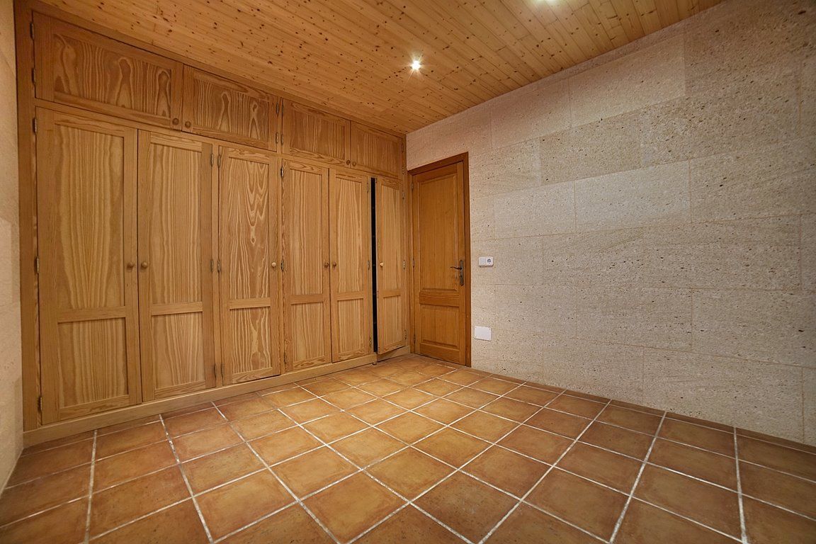 Haus in Cala Llombards: Terrassen und Kamin, 100 m vom Meer