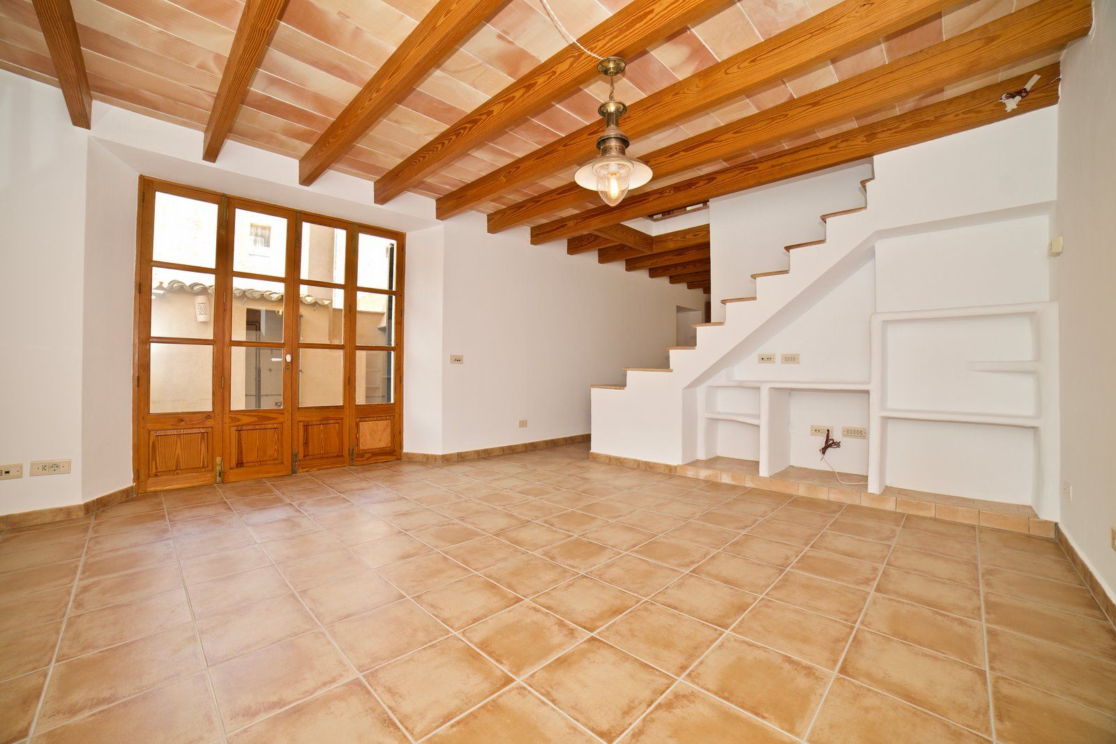 28-1161-Villasyfincasmallorca.jpg Spacious Village House for Rent with Patio in Es Llombards
