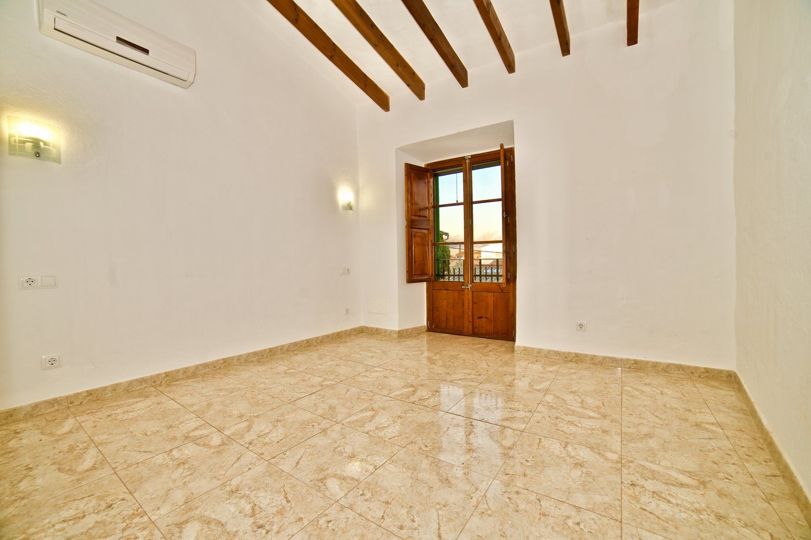28-1177-Villasyfincasmallorca.jpg Renovated Village House with Garden & Garage in Santanyí