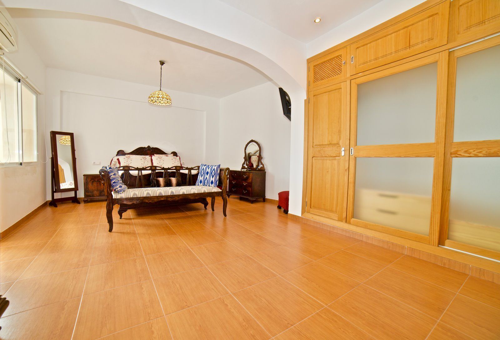 Furnished Apartment with Terrace & Mountain Views for Rent in Montuïri