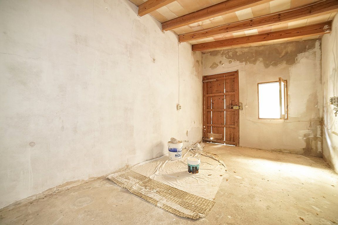 Casa de pueblo en Es Llombards con jardín y gran potencial