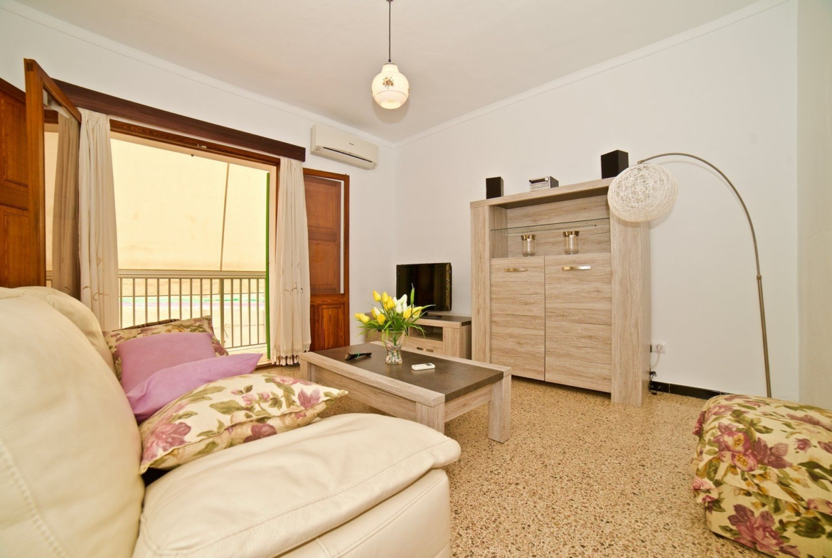Furnished Apartment with Terrace & Mountain Views for Rent in Montuïri