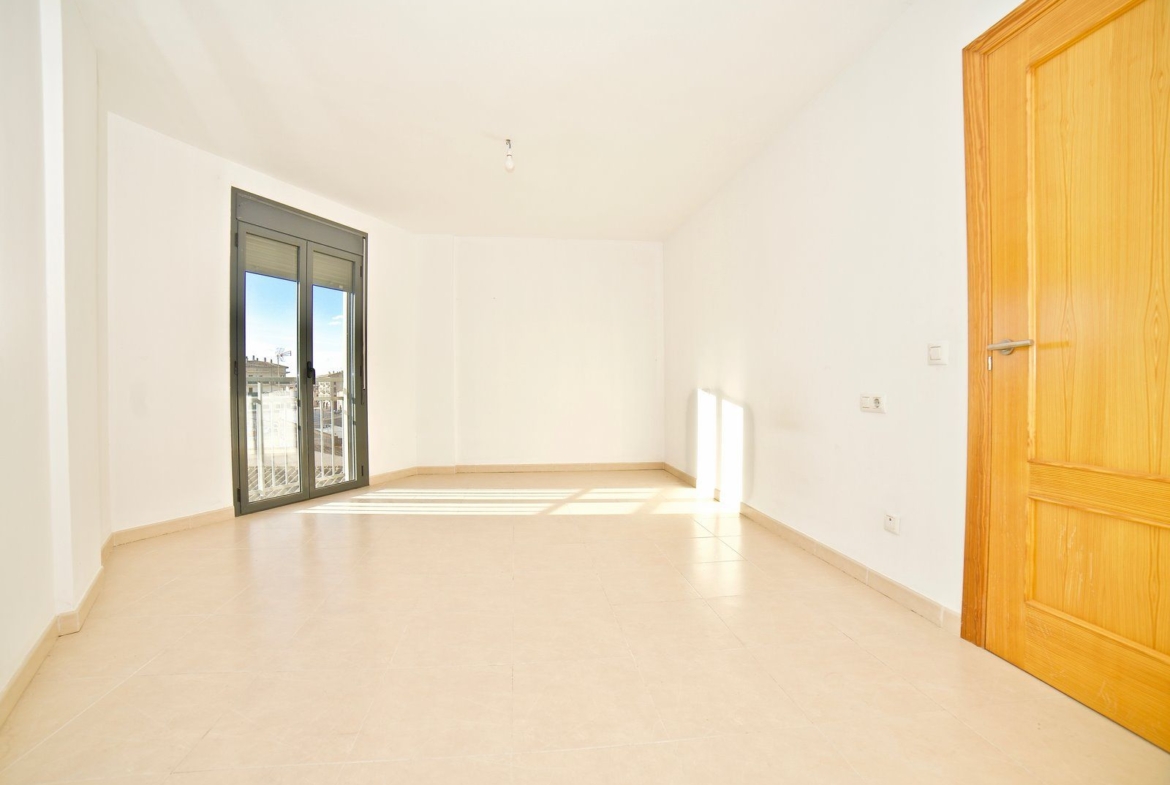 Renovated 2-Bed Apartment with Elevator & Balcony in Campos