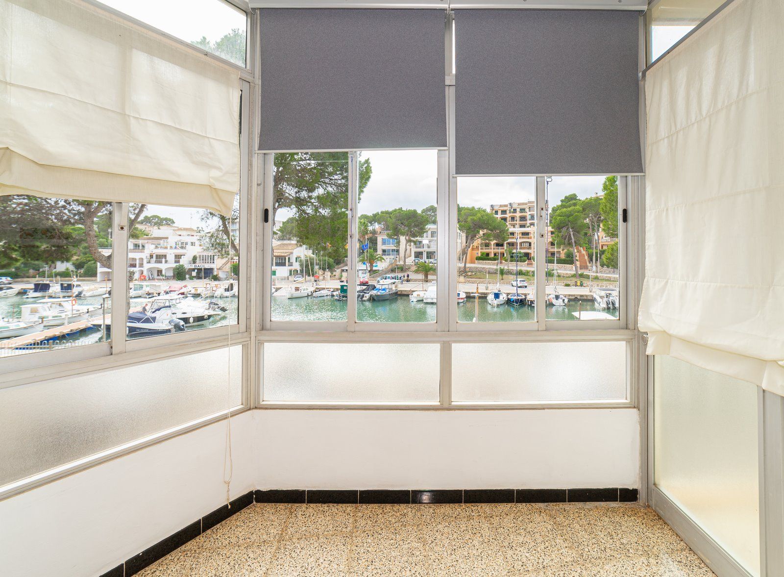 3-1231-Villasyfincasmallorca.jpg Piso en primera línea de mar en Portopetro con jardín y vistas