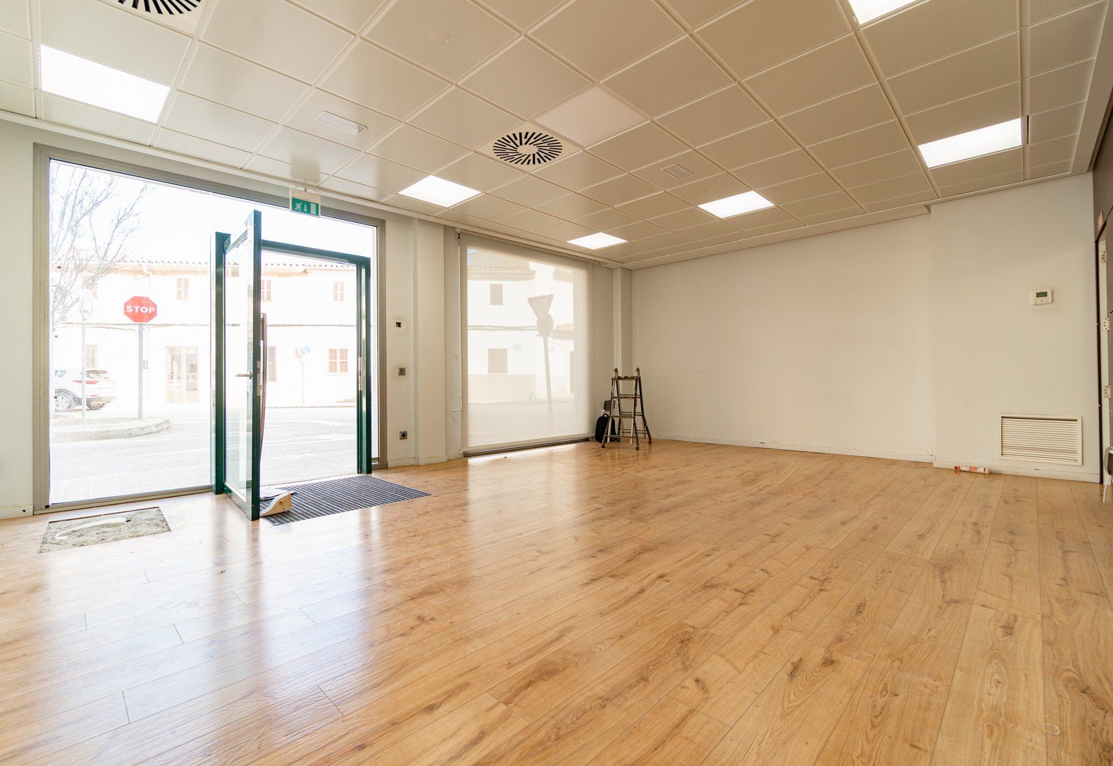 3-1242-B-Villasyfincasmallorca.jpg Corner Commercial Space for Rent in Central Ses Salines
