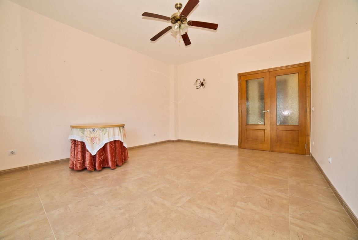 Planta baja con terraza, parking y trastero en Campos