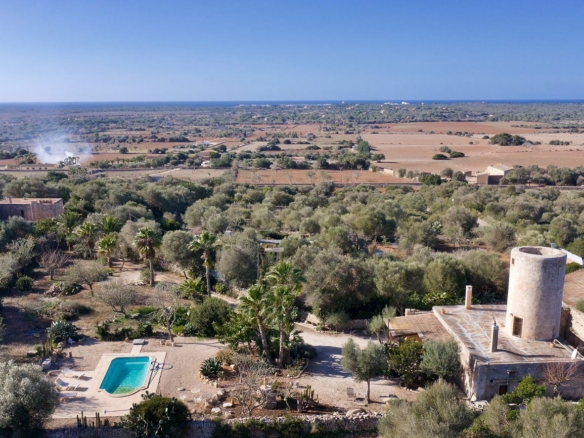 Molino rehabilitado con jardín, piscina y casa de invitados en Ses Salines