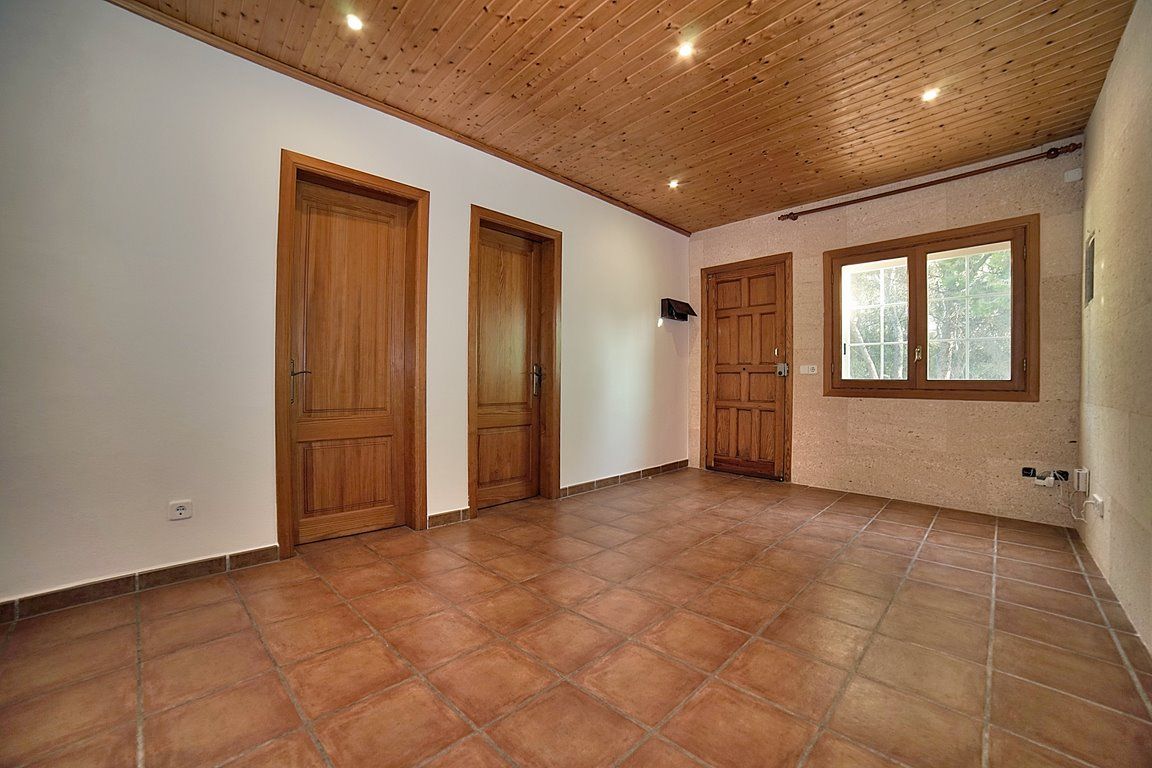 Haus in Cala Llombards: Terrassen und Kamin, 100 m vom Meer