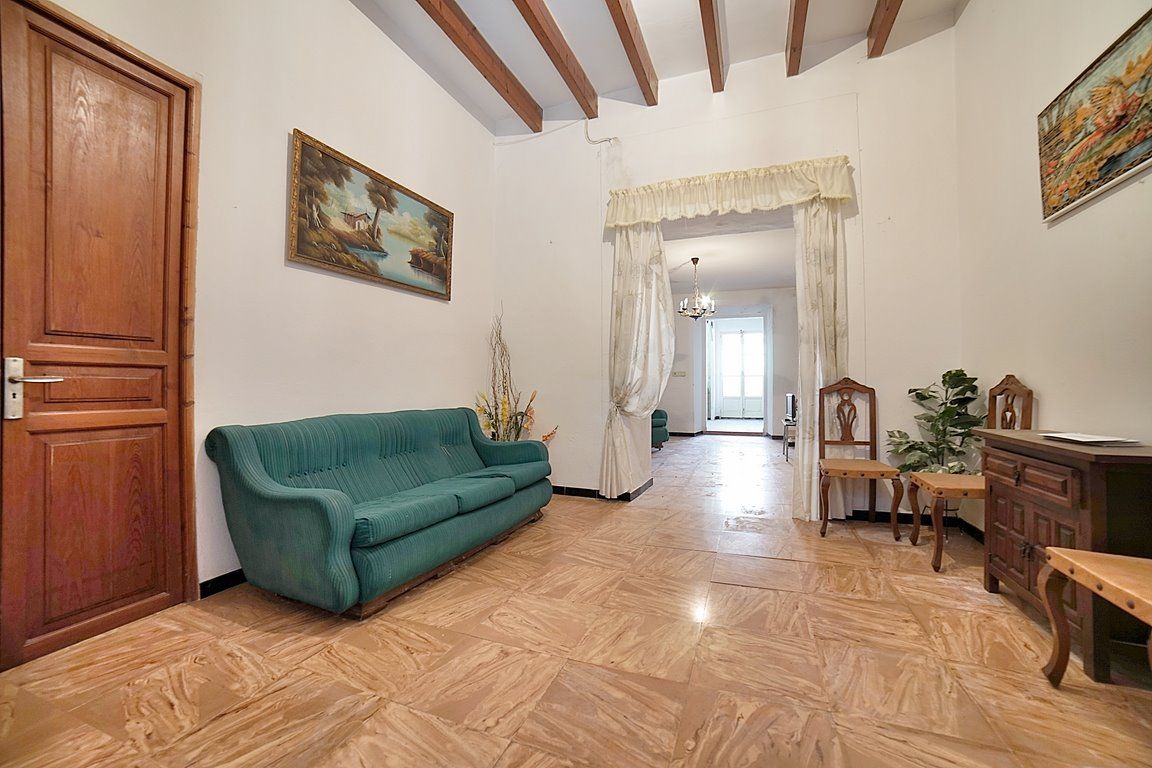 Casa de pueblo en Es Llombards con jardín y gran potencial