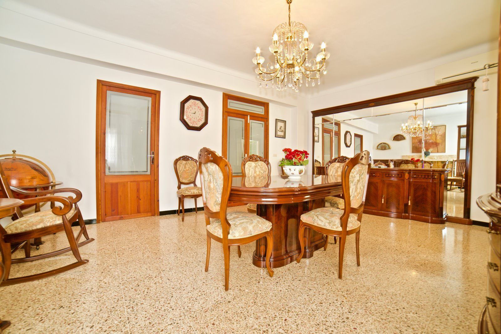 Furnished Apartment with Terrace & Mountain Views for Rent in Montuïri