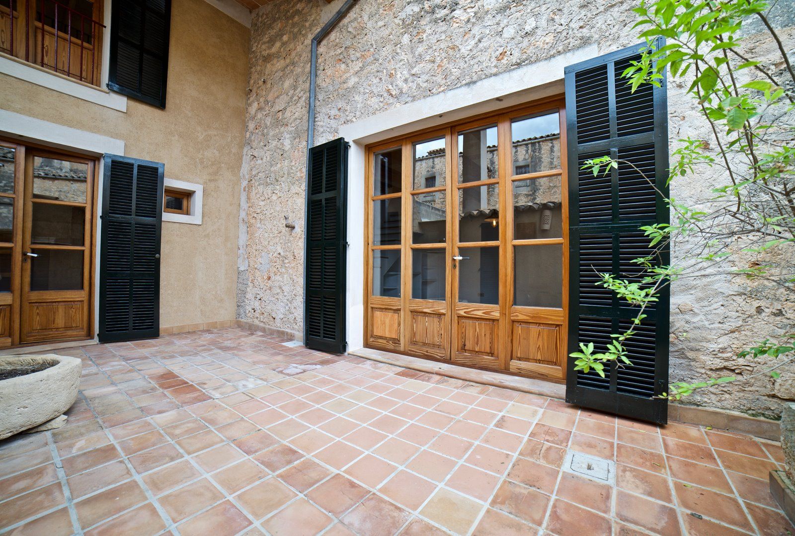 30-1161-Villasyfincasmallorca.jpg Spacious Village House for Rent with Patio in Es Llombards