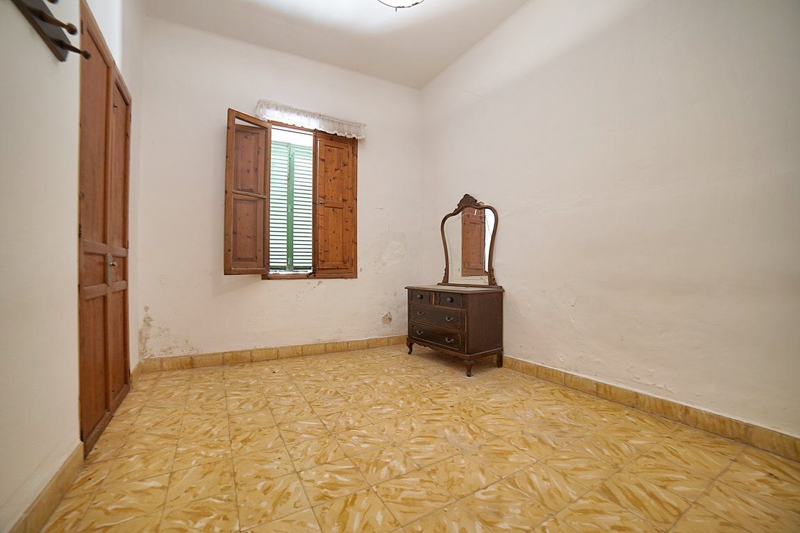 Casa de pueblo en Es Llombards con jardín y gran potencial