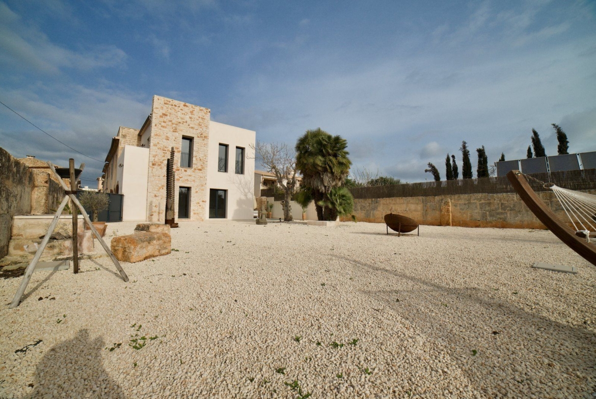 Renovated Townhouse with Garden & Pool in Santanyí