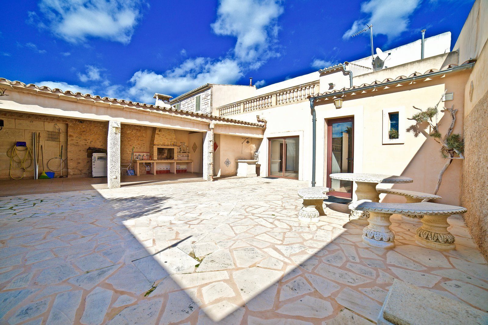 31-Villasyfincasmallorca-2.jpg Casa de pueblo renovada en alquiler en Es Llombards, Santanyí