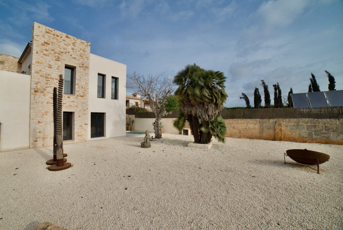 Renovated Townhouse with Garden & Pool in Santanyí
