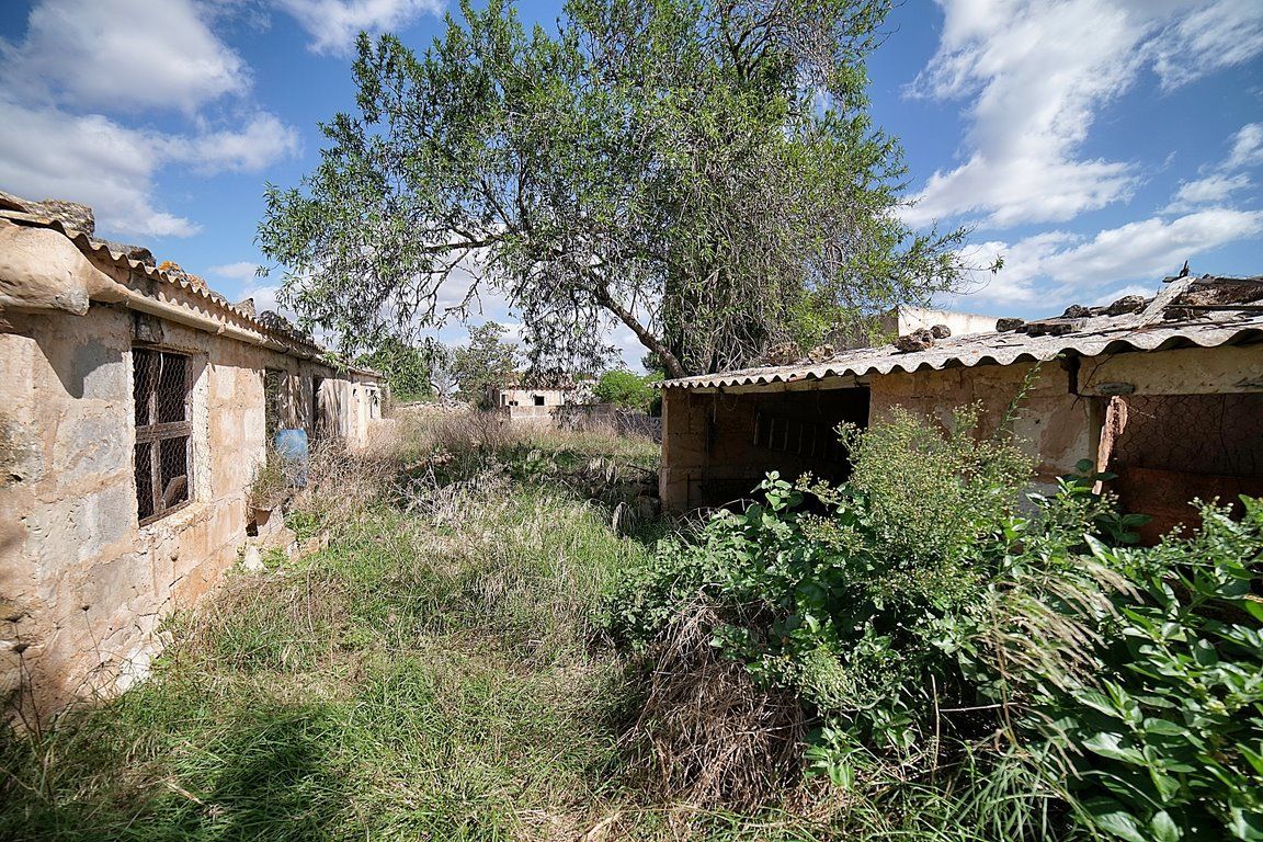 Casa de pueblo en Es Llombards con jardín y gran potencial