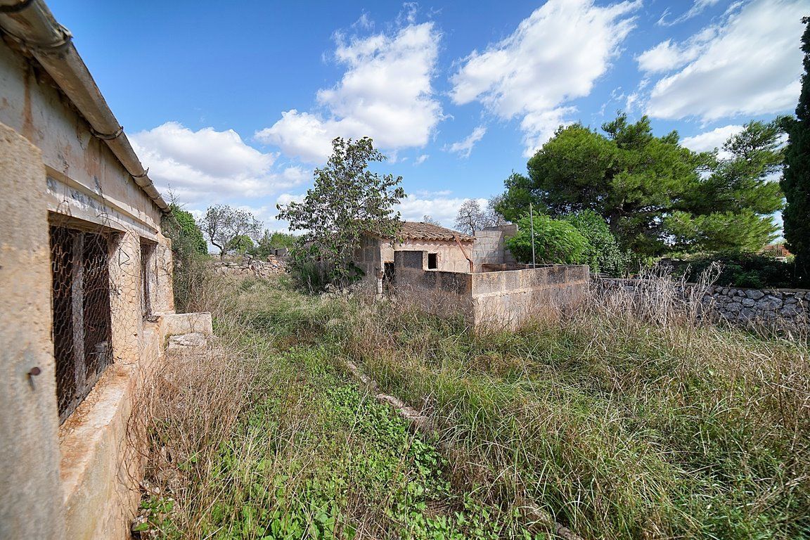 Casa de pueblo en Es Llombards con jardín y gran potencial