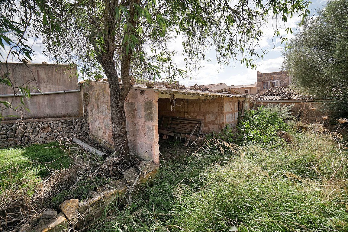 Casa de pueblo en Es Llombards con jardín y gran potencial