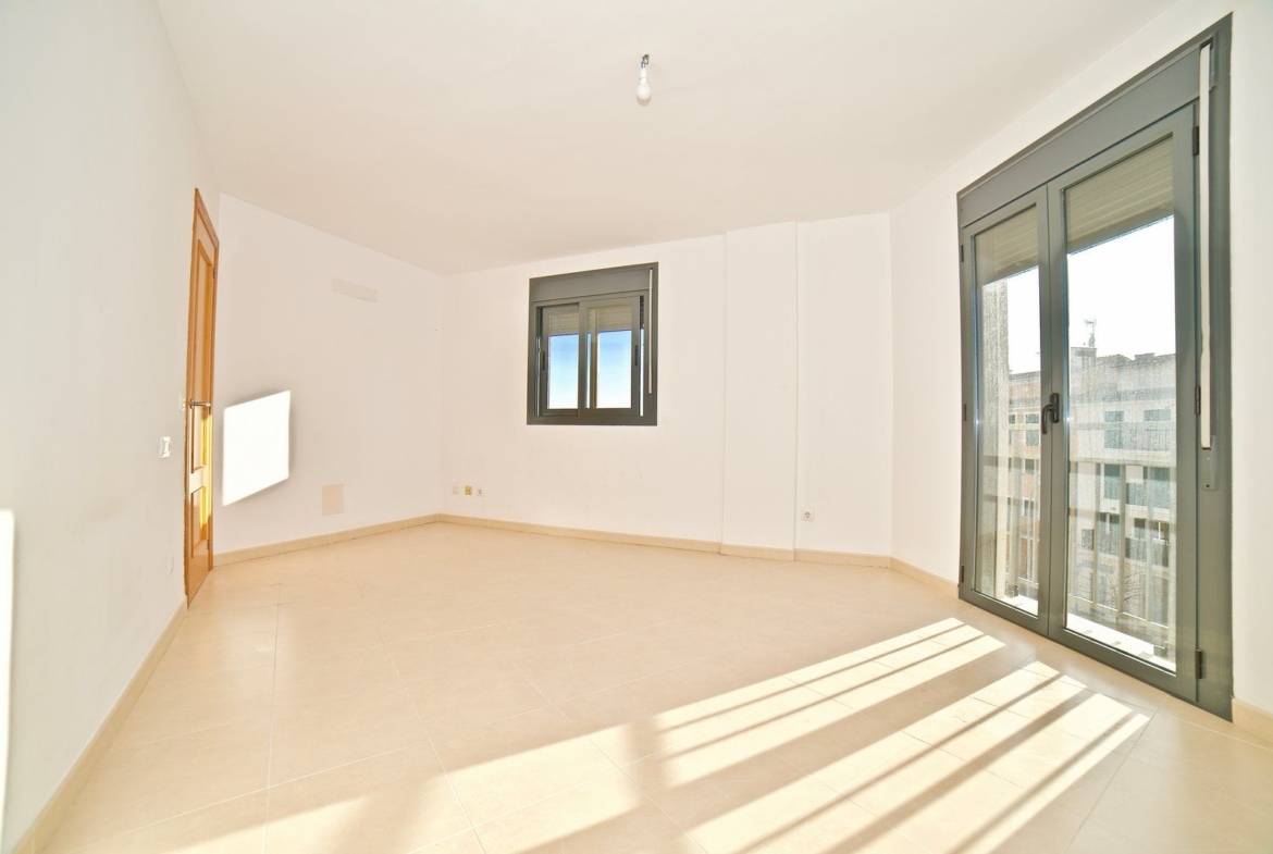 Renovated 2-Bed Apartment with Elevator & Balcony in Campos