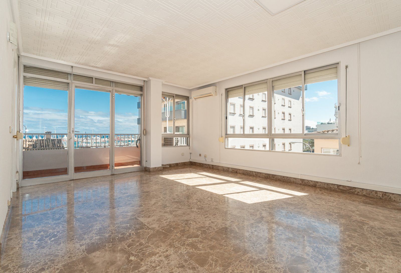 4-1209-Villasyfincasmallorca.jpg Sea View Apartment with Terrace on Palma’s Paseo Marítimo