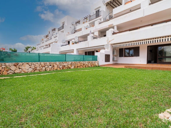 Alquiler de planta baja en Cala Egos: jardín privado y piscina