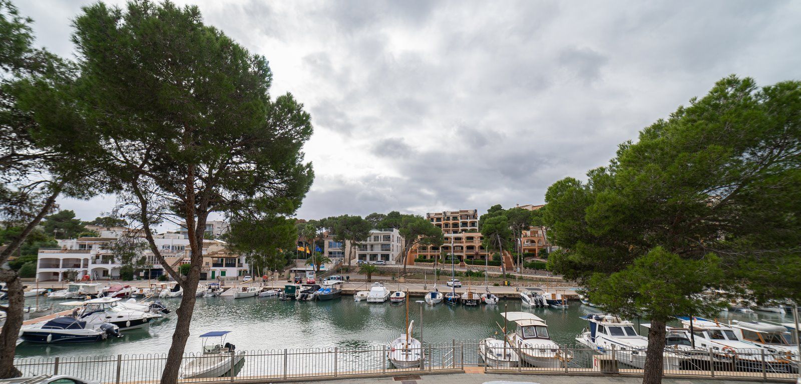 4-1231-Villasyfincasmallorca.jpg Piso en primera línea de mar en Portopetro con jardín y vistas
