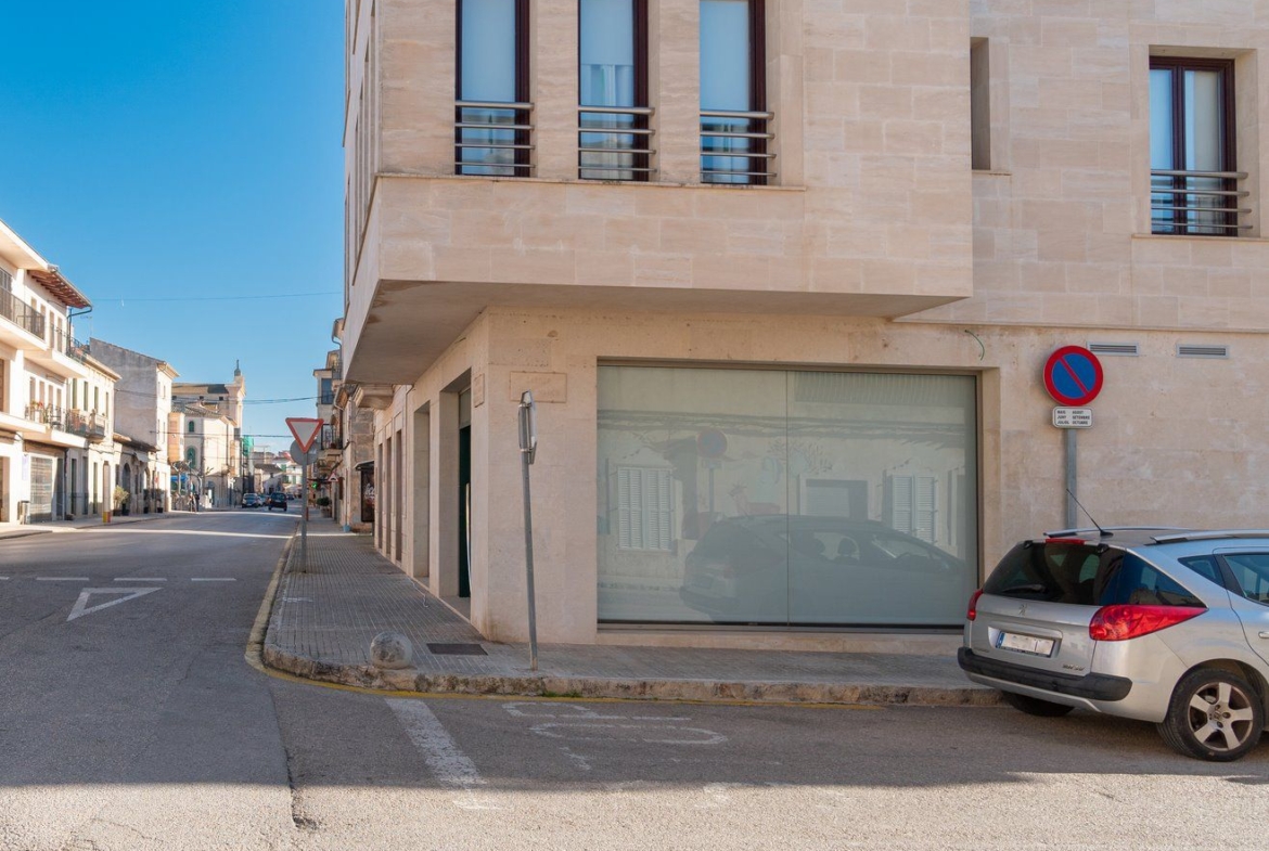 Corner Commercial Space for Rent in Central Ses Salines